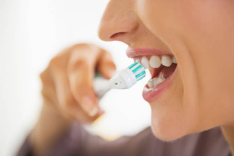Jak na čištění zubů elektrickým a klasickým kartáčkem – jak dlouho a jak si správně čistit zuby