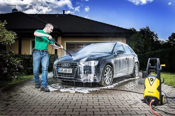 Vysokotlaký čistič Riwall REPW 150 SET použit k čištění auta