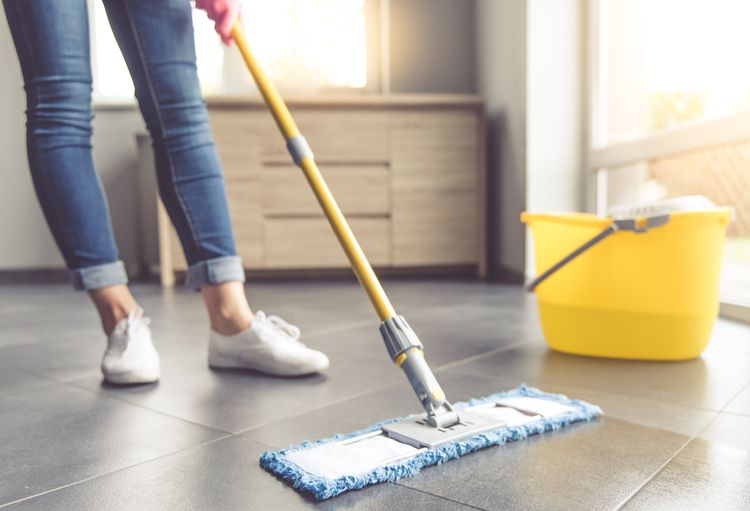Jak vybrat nejlepší mop na dlažbu i plovoucí podlahu