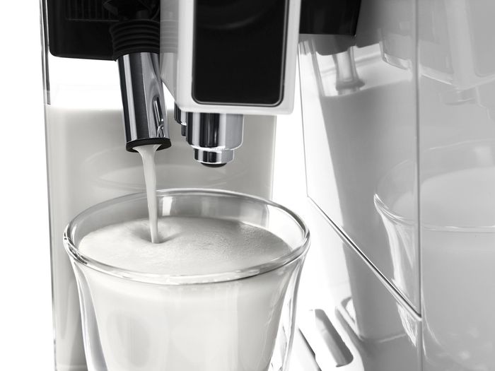 Intenzitu napěnění mléka si můžete na kávovaru DeLonghi ECAM 45.760.W nastavit
