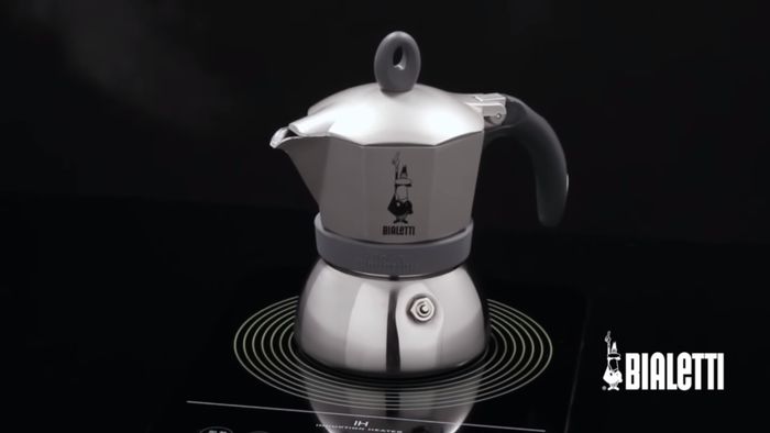 Příprava kávy v mokka konvičce Bialetti Moka Induction 3 na indukční desce