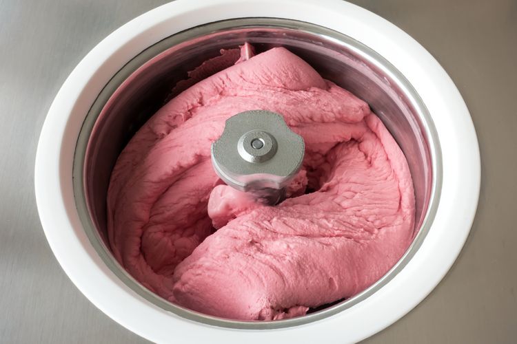 Výroba domácí zmrzliny v zmrzlinovači bez chladicího systému