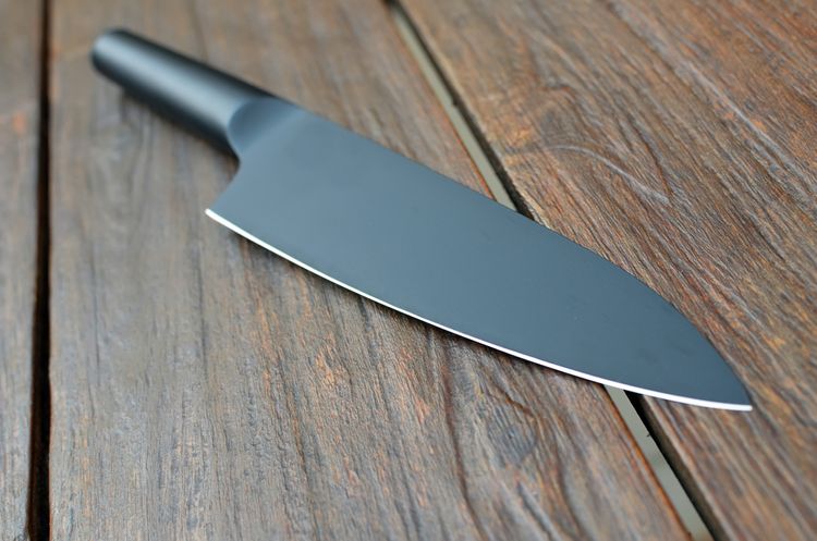 Kuchyňský nůž s kovovou rukojetí