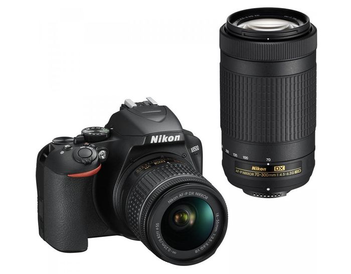 Digitální zrcadlovka Nikon D3500 objektivem