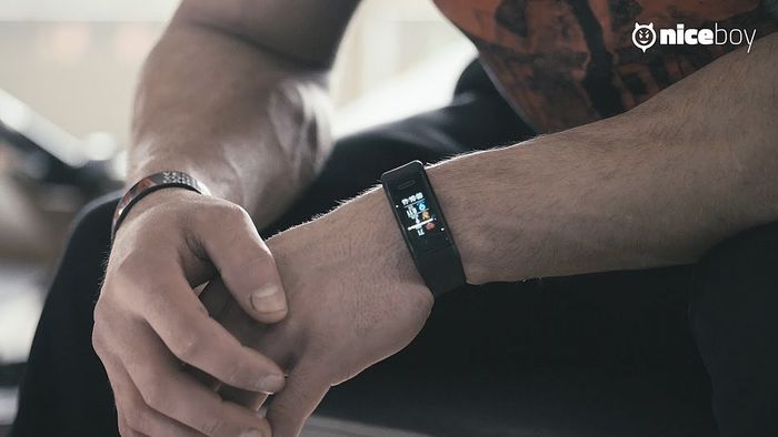 Fitness náramek Niceboy X-Fit GPS nemá dobrou výdrž