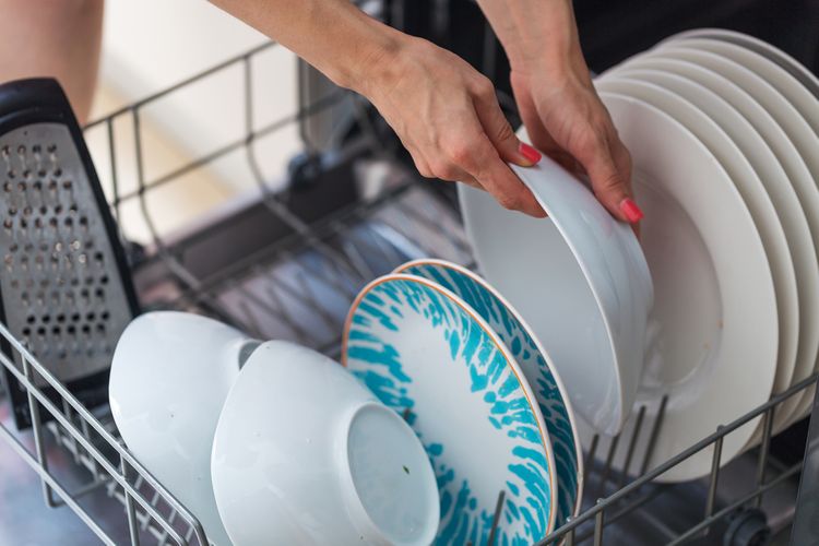 Jak správně používat myčku: ukládání nádobí, kam nalít leštidlo, jak použít sůl