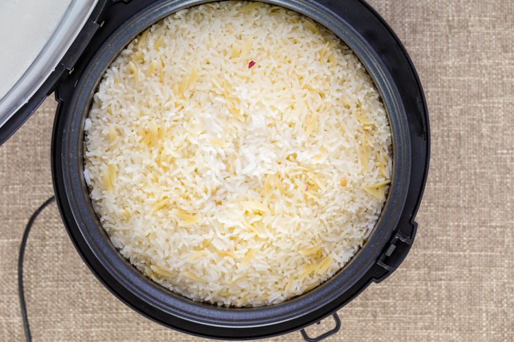 Rýže uvařená v parním hrnci