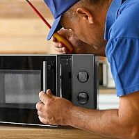 Mikrovlnka nefunguje – nejčastější poruchy/chyby mikrovlnných troub