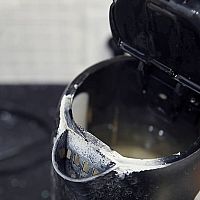 Rychlovarná konvice bez vodního kamene: jak vyčistit konvici octem, sodou bikarbonou, kyselinou citrónovou